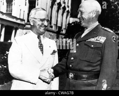 Lt. General George S. Patton Händeschütteln mit Präsident Truman, der 1940er Jahre. Höflichkeit: CSU Archive / Everett Collection Stockfoto