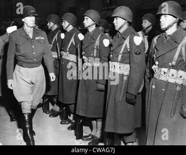 Leutnant General George Patton (links), Inspektion Truppen im europäischen Theater of Operations, 1944... Höflichkeit: CSU Archiv Stockfoto