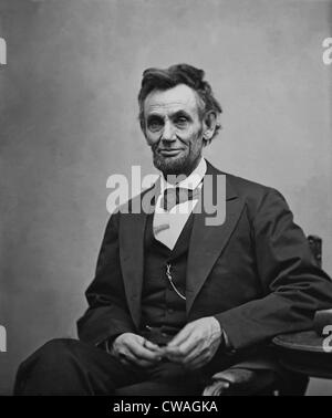 Abraham Lincoln (1809-1865) sitzt und hält seine Brille und einem Bleistift am 5. Februar 1865 im Porträt von Alexander Gardner. Stockfoto