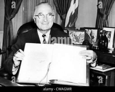 Präsident HARRY TRUMAN hält der japanischen Friedensvertrag er in Ratifizierung unterzeichnet, 15.04.52... Höflichkeit: CSU Archive / Stockfoto