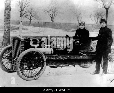 Henry Ford mit Fahrer Barney Oldfield in "Old 99", einer frühen Ford Rennwagen, 1902. Höflichkeit: CSU Archive / Everett Collection Stockfoto