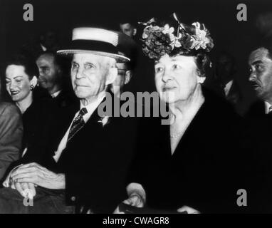 Henry Ford und Clara Bryant Ford, Teilnahme an einer Feier zu Ehren Herrn Ford 83. Geburtstag. 30. Juli 1946. Höflichkeit: Stockfoto