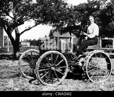 Henry Ford Am Steuer Eines Seiner Ersten Traktoren Eine 1904 Modell-B-Typ  Motor Angetrieben. In Der Nähe Von Dearborn, Michigan, 1908 Stockfotografie  - Alamy