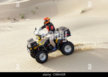 Dubai, Quadfahrer in der Wüste Stockfoto