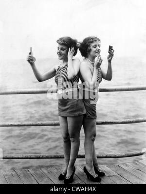 Siamesische Zwillinge Daisy und Violet Hilton, ca.1930s Höflichkeit CSU Archive/Everett Collection. Stockfoto