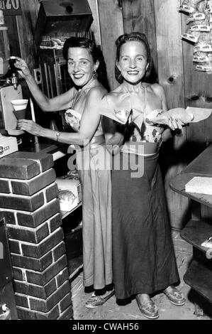 Siamesische Zwillinge violett und Daisy Hilton bieten Service auf der Snack-Bar, die sie in Miami gekauft. Juni 1955. Höflichkeit CSU Stockfoto