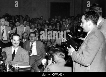 Howard Hughes, bezeugt in den Senat Krieg untersucht Unterausschuss mündlichen Verhandlung in seinem (Hughes) während des Krieges Flugzeug-Verträge, Stockfoto