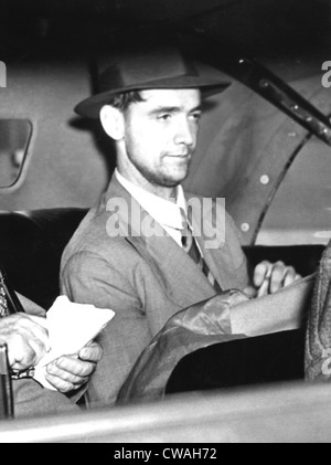 Howard Hughes Blätter Floyd Bennett Field, NYC nach seiner rund um die Welt Flug von 3 Tagen, 19 Stunden, 17 Minuten. 14.07.38. Höflichkeit: Stockfoto