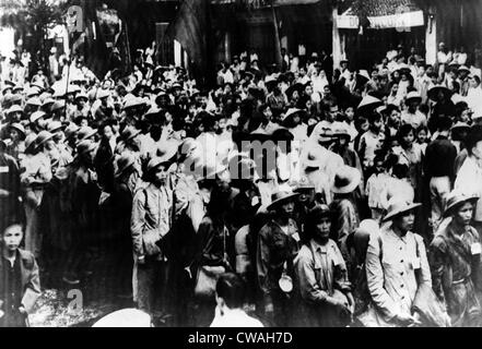 Siegreiche Viet Minh-Truppen marschieren in Hanoi 1954.  Die kommunistischen Viet Minh, die Liga für die Unabhängigkeit Vietnams, Stockfoto