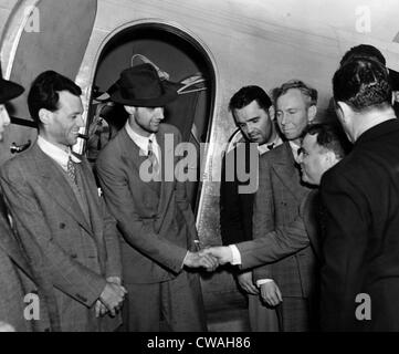 Flug Mechaniker Ed Lund, Howard Hughes, Thomas Thurlow, Navigator und Navigator Harry P.M. Connor begrüßen Bürgermeister Fiorello Stockfoto