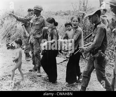 Zivilisten gelitten während des Vietnam Krieges.  Amerikanischen und vietnamesischen Soldaten direkt in ein Kriegsgebiet, Frauen und Stockfoto