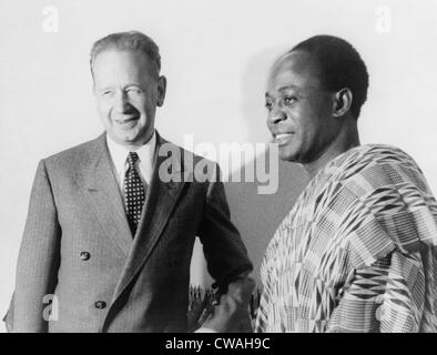 Dr. Kwame Nkrumah (1909 – 1972) der Begrüßung durch Dag Hammarskjöld (1905-1961) bei den Vereinten Nationen im Jahr 1958, dem Jahr Nkrumah Stockfoto