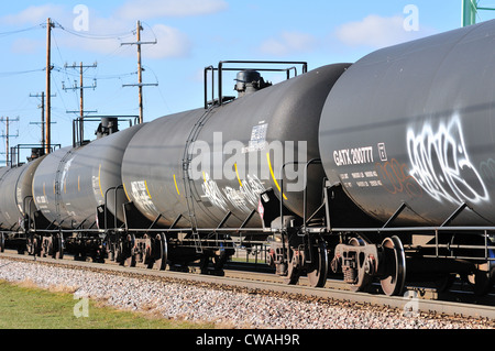 Bartlett, Illinois, USA. Güterzug aus Kesselwagen Richtung Osten nach Chicago. Stockfoto