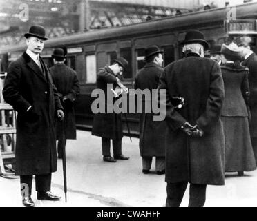 John Jacob Astor IV (ganz links), (1864-1912), London, 1912... Höflichkeit: CSU Archive / Everett Collection Stockfoto