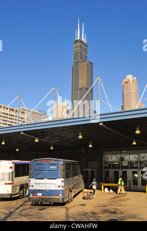 Willis Tower (früher Sears Tower) Passagiere am Bus station USA-Illinois-Chicago Stockfoto