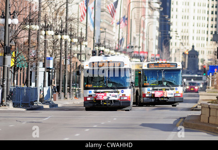 CTA-Busse auf der South Michigan Avenue in der Innenstadt von Chicago, Illinois, USA. Stockfoto