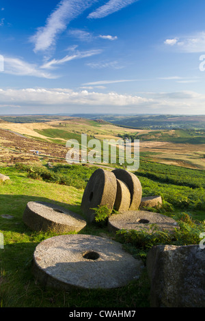 Aufgegeben von Mühlsteinen unter Stanage Edge, Peak District, Derbyshire, England, UK Stockfoto