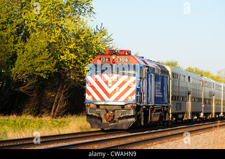 Bartlett, Illinois, USA. Metra Pendlerzug in der Nähe von Chicago Station von Bartlett ausgehende aus Chicago. Stockfoto