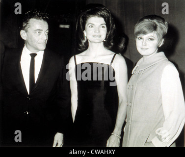 Alan Jay Lerner, Jacqueline Kennedy & Barbara Harris, klare 08.12.65 hinter den Kulissen auf A Tag SIE CAN SEE FOREVER... Höflichkeit: CSU Stockfoto