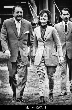 Präsident Ayub Khan (links), von Pakistan und Jacqueline Kennedy (Mitte), Rückkehr aus Reiten. 25. September 1962. Stockfoto