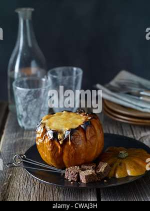 Kürbis gefüllt mit Käse-dip Stockfoto