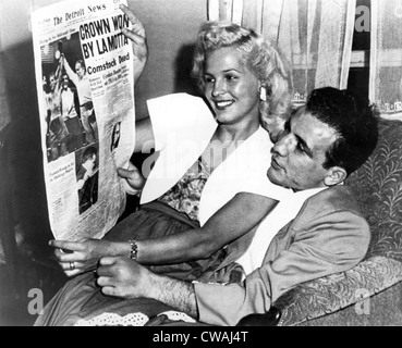 DETROIT, Michigan - Jake LaMotta, neue Mitte-Gewicht-Champion, und seine Frau Vickie, lesen Sie Berichte über seinen Sieg über Marcel Cerdan Stockfoto