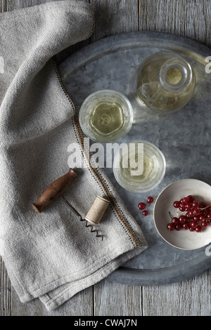 Weißwein auf Tablett, hoher Winkel Stockfoto