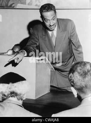 Thurgood Marshall (1908 – 1993), Chief Counsel für die National Association für die Advancement of Colored People, im Gespräch mit Journalisten. Stockfoto