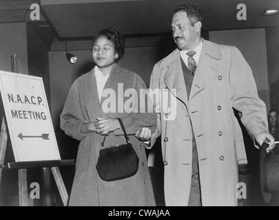 Thurgood Marshall, der Chief Counsel für die NAACP mit Rosa Parks im Jahr 1956. Parks trat das Montgomery, Alabama Kapitel der Stockfoto