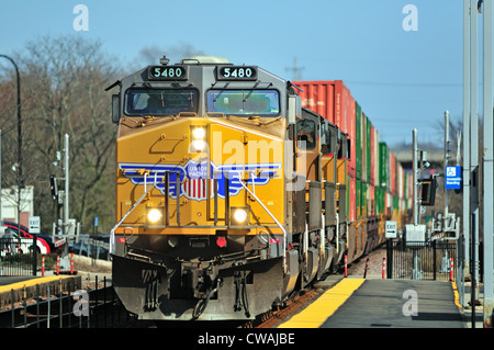 Union Pacific Güterzug Unit #5480 Genf, Illinois auf dem Weg von Chicago. Geneva, Illinois, USA. Stockfoto