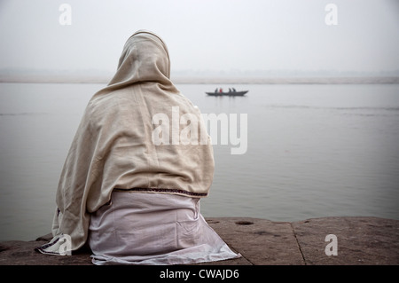 Man beobachtete den Ganges-Fluss in einem kalten Morgen. Varanasi, Indien Stockfoto