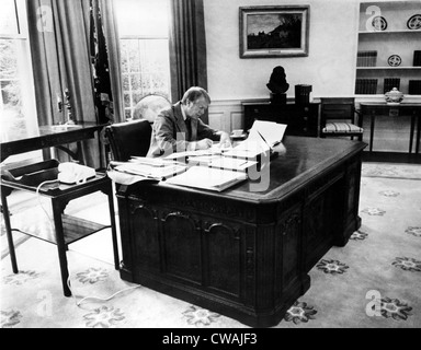 Präsident Jimmy Carter bei der Arbeit im Oval Office des weißen Hauses, 08.03.77. Höflichkeit: CSU Archive / Everett Collection Stockfoto