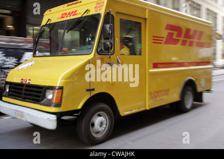 New York, Lieferung per DHL in einer Straße Stockfoto