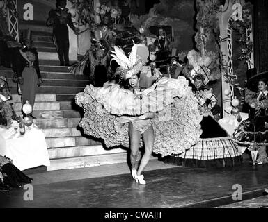 Josephine Baker führt im Folies Bergeres Theater in Paris, 1949. Höflichkeit: CSU Archive/Everett Collection Stockfoto