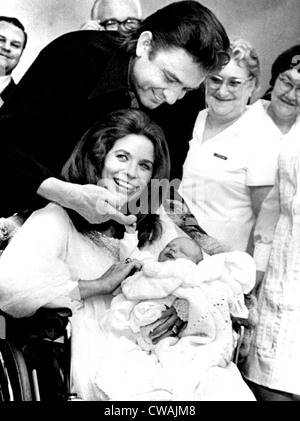 JOHNNY CASH, mit Frau Juni Carter Bargeld und Sohn John Carter ca. 1970. Höflichkeit: CSU Archive / Everett Collection Stockfoto