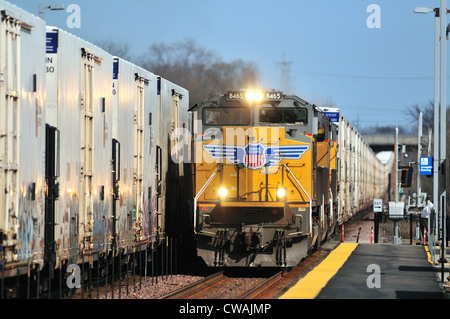 Nach Osten und Westen Union Pacific Einheit Güterzüge Geneva, Illinois. Motor Unit #8465. Geneva, Illinois, USA. Stockfoto