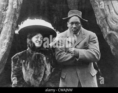 Welt-Schwergewichts-Champion Boxer Jack Johnson (1878-1946) und seine weiße Frau in Vancouver, BC 1909. Johnson kehrt zurück Stockfoto