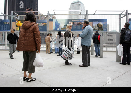 New York, Menschen informieren sich über die Ereignisse am Ground Zero Stockfoto