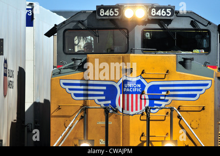 Richtung Westen Union Pacific Güterzug Motor Unit #8465 Genf, Illinois auf dem Weg von Chicago. Geneva, Illinois, USA. Stockfoto