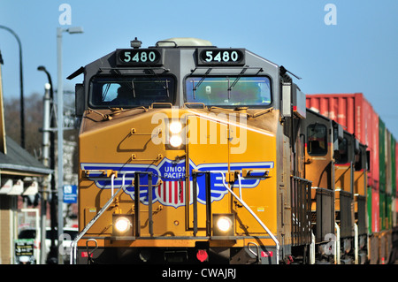 Union Pacific Güterzug Unit #5480 Genf, Illinois auf dem Weg von Chicago. Geneva, Illinois, USA. Geneva, Illinois, USA. Stockfoto