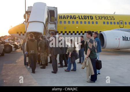 Köln, erhalten Reisende in ein Flugzeug die Fluggesellschaft Hapag Lloyd Express am Flughafen Köln-Bonn Stockfoto