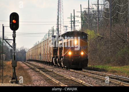 Union Pacific Güterzug Einheit 5427 aus Genf, Illinois auf dem Weg nach Chicago. Geneva, Illinois, USA. Stockfoto