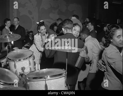 Junge Afro-Amerikaner Tanz zur live-Bandmusik in Chicago, 1942. Stockfoto