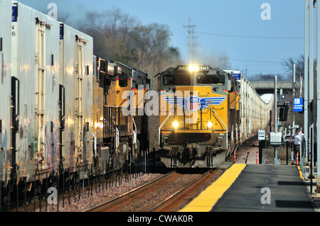 Nach Osten und Westen Union Pacific Einheit Güterzüge Genf Illinois. Motor Unit #8465. Geneva, Illinois, USA. Stockfoto