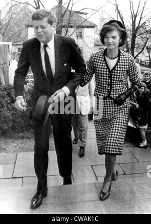 John und Jacqueline Kennedy zu kommen, um eine Messe in Middleburg, VA, 09.04.61... Höflichkeit: CSU Archive / Everett Collection Stockfoto