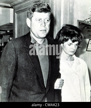 Präsident und Jacqueline Kennedy, 1961... Höflichkeit: CSU Archive / Everett Collection Stockfoto