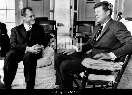 Bürgermeister von West-Berlin (und spätere Bundeskanzler) Willy Brandt trifft sich mit Präsident John F. Kennedy im Weißen Haus, Oktober, Stockfoto