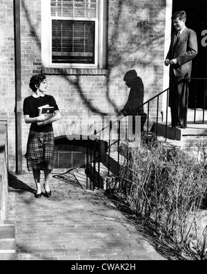 Jacqueline Kennedy und Senator John F. Kennedy, Georgetown Universität, 06.04.1954... Höflichkeit: CSU Archive / Everett Collection Stockfoto