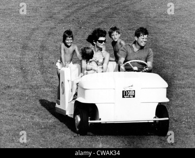 Präsident John F. Kennedy, Frau, Jacqueline, Caroline, plus Nichte und Neffe. Hyannis Port, Massachusetts, 18.12.1961... Höflichkeit: CSU Stockfoto