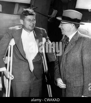 Senator John F. Kennedy, auf Krücken aus einer Kriegszeit Rückenverletzung, Leutnant-Gouverneur von Massachusetts Robert F. Murphy an Logan Stockfoto